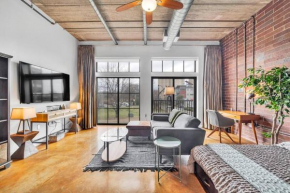 Charming 1BR Condo - Full Kitchen - Uptown Living